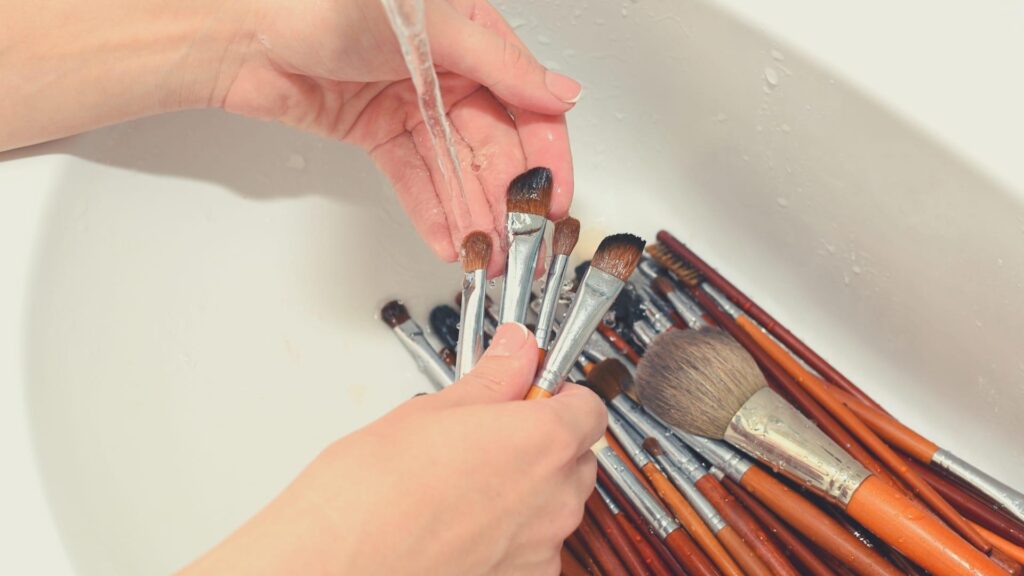How To Clean A Makeup Brush ?